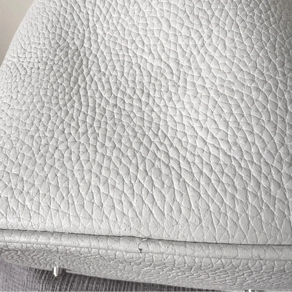 Elegant off White Leather Bucket Tote Bag with silver horse charm - Picture 11 of 13